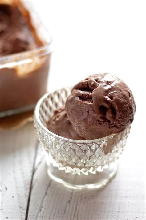 NO CHURN SPICY CHOCOLATE ICE CREAM RECIPE - Bessie Bakes