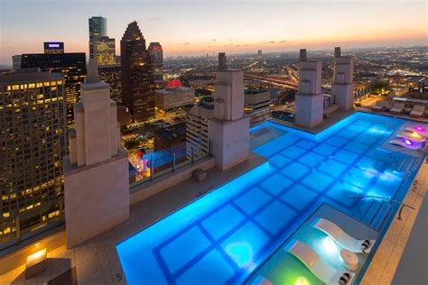 Best Luxury Apartment Pools in Houston | Apartment Gurus