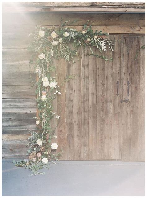 Barn doors with floral garland. Florals by Nectar. Image by Allison Kuhn Photography. | Wedding ...