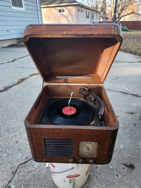 Vintage record player | EstateSales.org