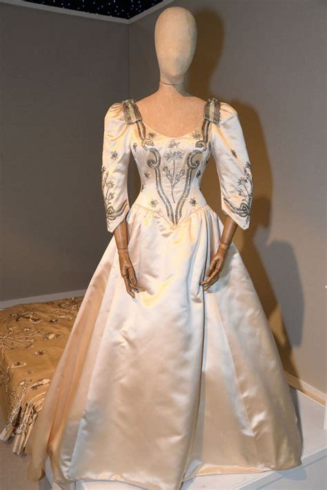 Sarah Ferguson's wedding dress was an icon of 80s fashion - all the incredible details - Mirror ...