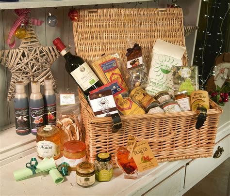 » 14 Christmas Hamper Ideas for Foodies