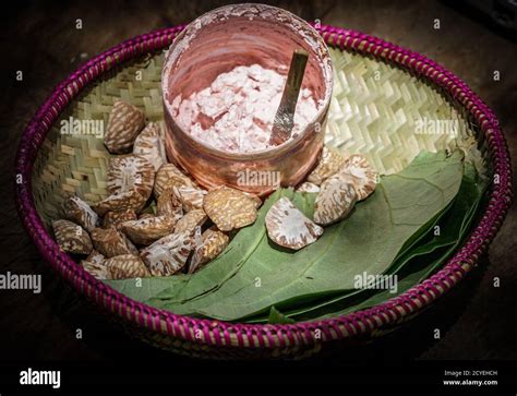 Betel nut bhutan hi-res stock photography and images - Alamy