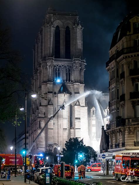 Incendie cathédrale Notre-Dame Paris : pompiers de Paris poursuivant leur travail dans la nuit ...