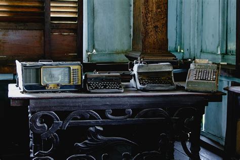 Vintage typewriters and radio on top of steel table - Creative Commons Bilder