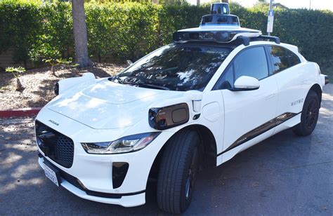 Waymo takes testing to the next level: no human even in the driver’s seat