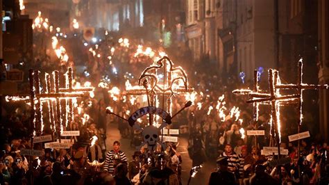 Lewes Bonfire Night effigies include a urinating Boris Johnson - BBC News