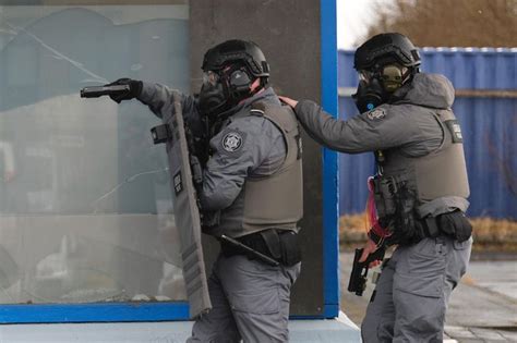 Should Icelandic Police Officers Carry Weapons? - Iceland Monitor