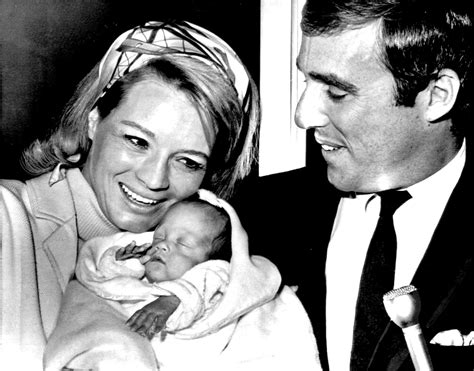 File:Burt Bacharach - Angie Dickinson -baby 1966.jpg - Wikimedia Commons