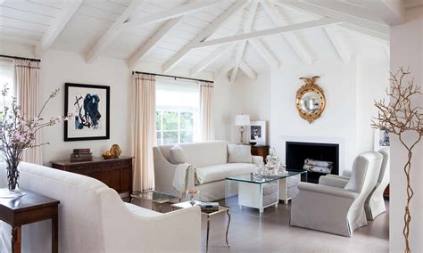 20 Beautiful Living Rooms With White Couches