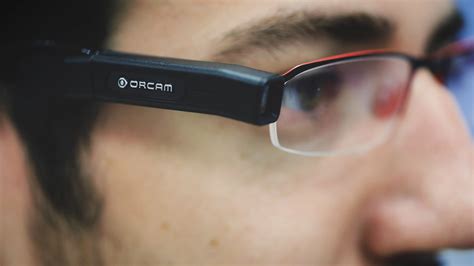 Probamos OrCam My Eye: estos lentes para ciegos leen texto y reconocen billetes mexicanos, pero ...