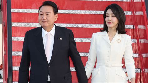 President Yun arrives in Madrid... First Lady Kim greets the press on ...