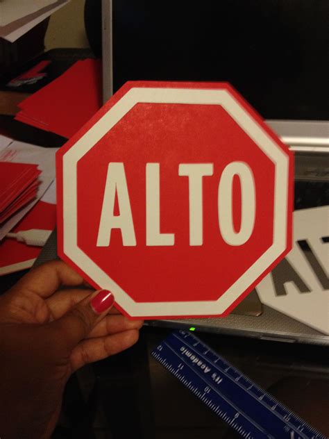 Stop sign in Spanish | Signs, Stop sign, Artist inspiration