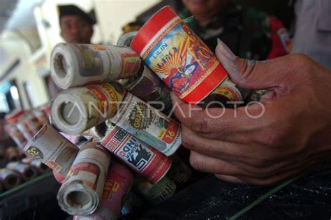 PETUGAS SITA RIBUAN PETASAN DI TEGAL | ANTARA Foto