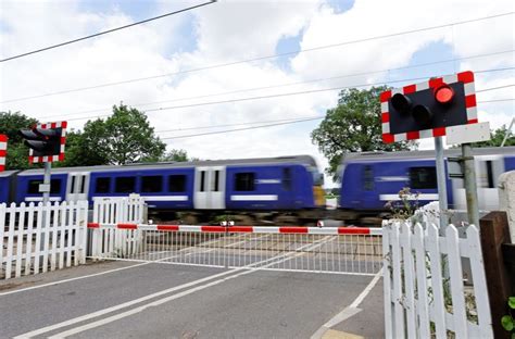 Level crossings - everything you need to know | RAC Drive