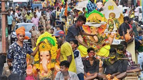 Vinayaka idols immersed - The Hindu