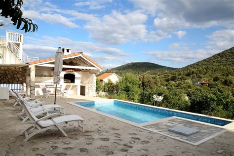 16 Best Croatia Villas With a Pool in 2023 [For All Budgets!]