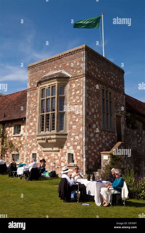 People having a picnic on the lawns at the Glyndebourne opera festival, Lewes, Sussex UK Stock ...