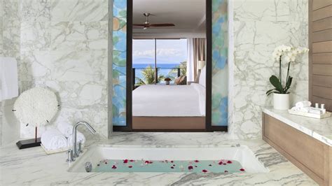 Elite Oceanfront Suite in Maui | Four Seasons Resort