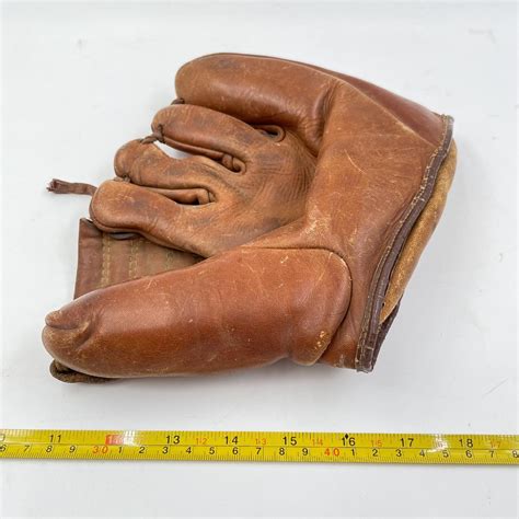 VINTAGE KIDS LEATHER BASEBALL GLOVE | EstateSales.org