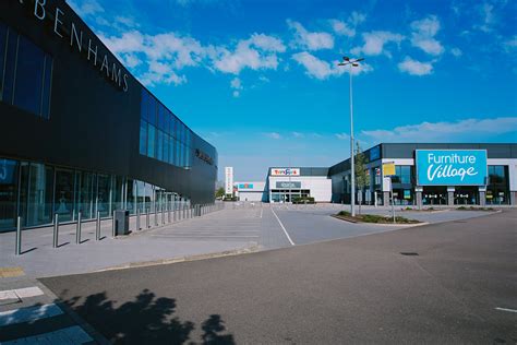 Empty Parking Lot in front of Shopping Mall · Free Stock Photo