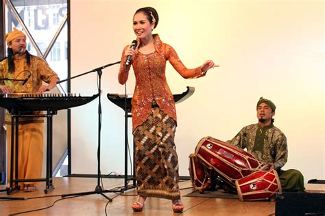 Traditional Burmese Vocal Music - Myanmar Tours