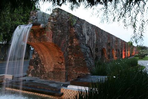 Aztec Architecture: Floating Gardens & Aqueducts in Tenochtitlan