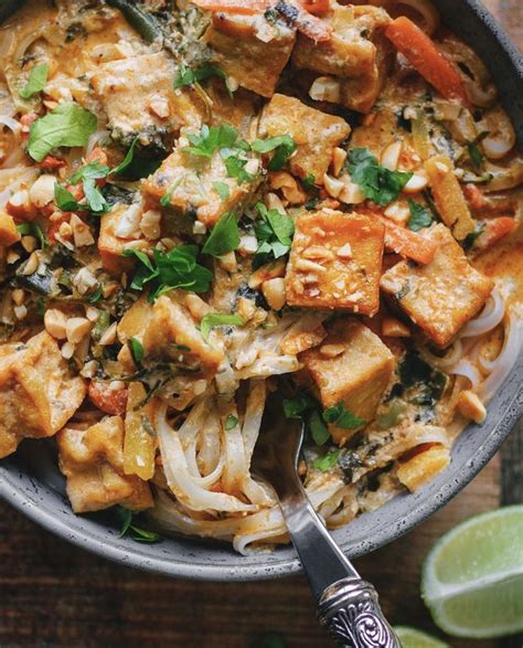 Do you love ️ this Krispy tofu Phanaeng Red Curry 🍛 with Rice Noodles and Peanuts? Like if you ...