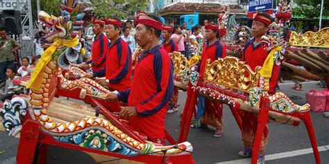 Mahasiswa asal AS mainkan musik gamelan gambang Bali | merdeka.com