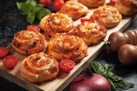 Pizzaschnecken Rezept: Schnelles Fingerfood für deine Party - WOMZ | Rezept | Pizzaschnecken ...