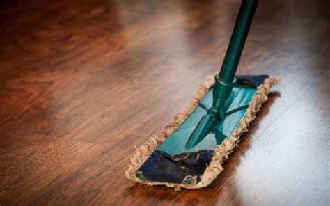 How to Clean Linoleum Floors with Hydrogen Peroxide (2 Easy Steps)