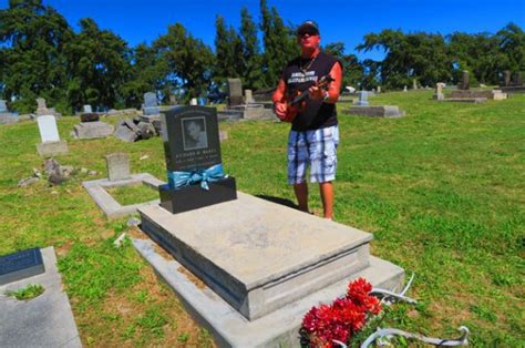 Richard Marks Grave - Kalaupapa - Molokai - Hawaii | X days in Y