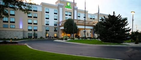 Cobblestone Hotel and Suites Janesville Reviews, Deals & Photos 2023 - AARP Travel Center