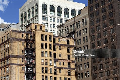 Abandoned And Rundown Skyscraper In Detroit Stock Photo - Download ...