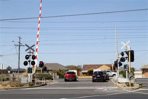 Level crossing boom barriers - timber or metal? - Waking up in Geelong