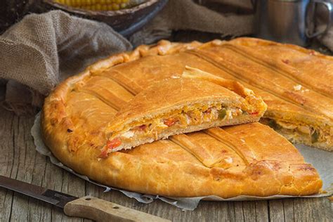 Empanada gallega de bonito y pimientos. Receta de cocina fácil, sencilla y deliciosa