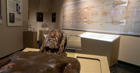 With new exhibit, Texas museum has only permanent display of Shroud of ...