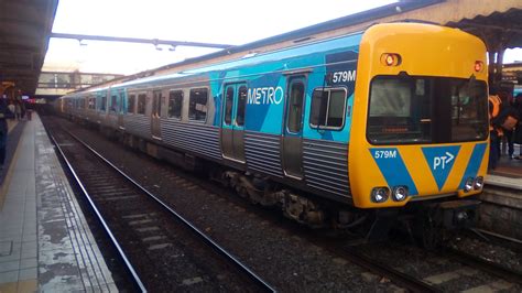 Melbourne metropolitan train termini ~~ Flinders Street Station, with a 6 - car Comeng train on ...