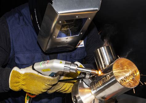 Handheld Laser Welding System for Manual Welding Applications | IPG Photonics