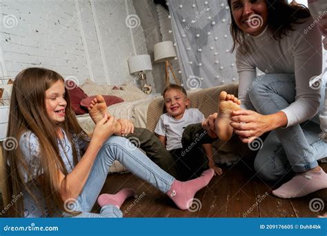 Maman Et Les Enfants S'amusent Dans La Chambre Et Se Chatouillent Les ...