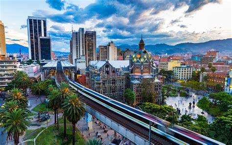 📅 The Best & Worst Times to Visit Medellin in 2025