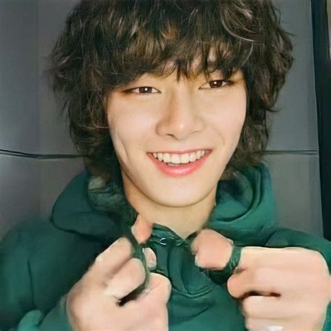 Jeongin Stray Kids | Really long hair, Kids curly hairstyles, Long hair ...