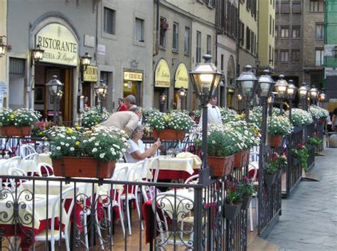 Restaurants and Sidewalk Cafes in Tuscany Italy