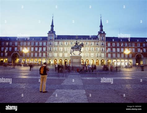 Plaza Mayor, night view, Madrid, Spain Stock Photo - Alamy