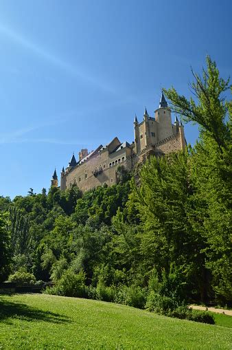 Kastil Alcazar Terlihat Dari Sungai Yang Mengalir Melalui Lembah Yang Berkuasa Di Segovia ...