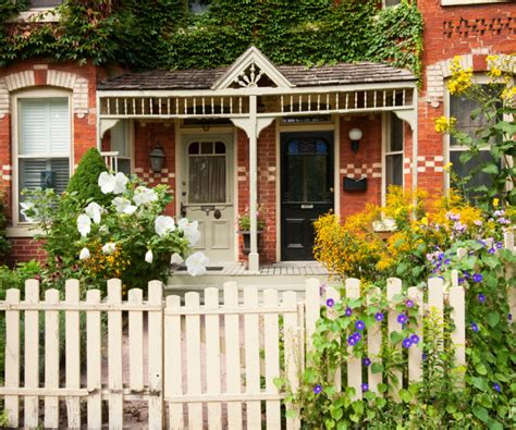 40 Impressive Garden Picket Fence Ideas That Will Impress Your Neighbors - Struck Corp