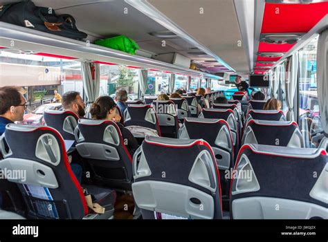 Paris, France, adolescents touristes assis sur le bus à prix réduit, Ouibus, intérieurs ...