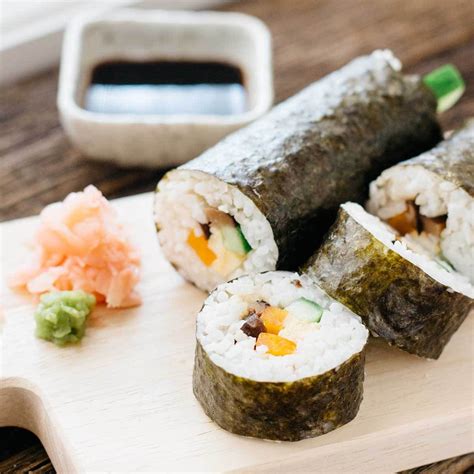 Sushi Rolls, simple and classic - Futomaki 巻き寿司 - Chopstick Chronicles ...