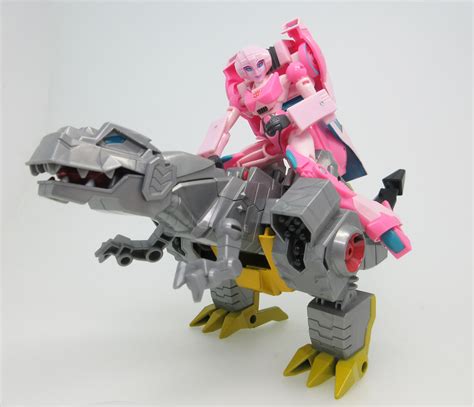 Transformers Cyberverse Deluxe Arcee Official In-Hand Images - Transformers News - TFW2005