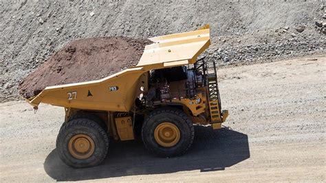 Caterpillar’s Next-Gen 793 Mining Truck Is Powerful, Drivable ...